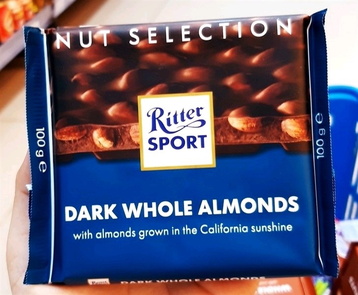 Socola đen nhân hạnh nhân Ritter Sport loại 100GR