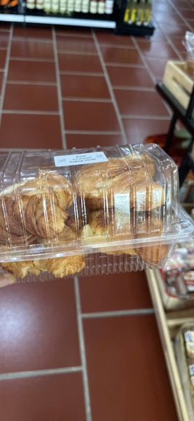 Bánh Croissant sốt trứng muối