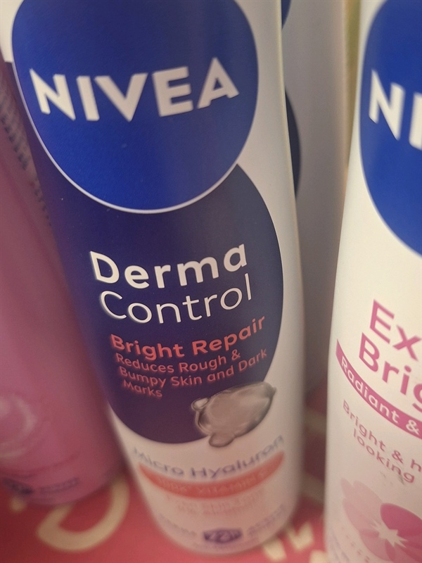 Xịt khử mùi Nivea bright repair
