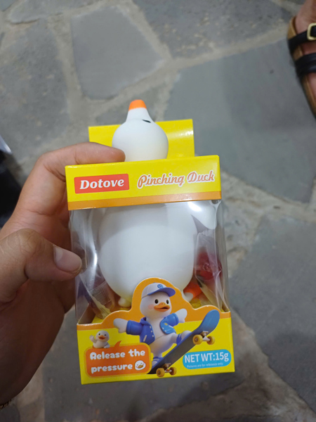 Kẹo dẻo kèm vịt bóp.