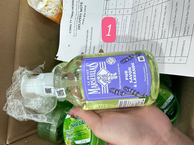 Gel rữa tay Le Petit Marseillais với chiết xuất xà phòng nguyên chất và oải hương.