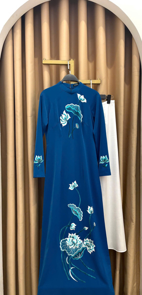 Áo dài truyền thống thêu sen