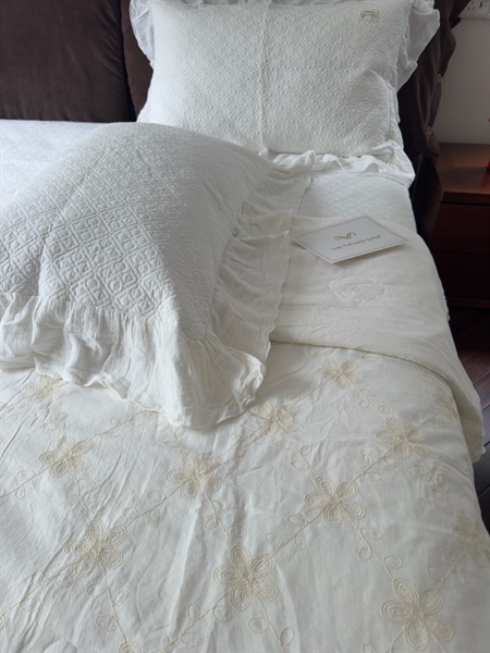 Bộ ga chần "Mai trắng" | Cotton Linen - Thêu hoa vàng, viền bèo - Vỏ chăn chần 200x230 cm - HM01