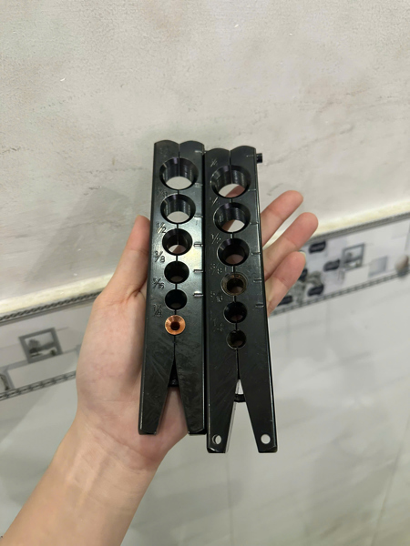 Kẹp Ống đồng Dunnex CT-806 màu đen, 3.1cm, 6 lỗ, 1/4", 5/16", 3/8", 1/2", 5/8", 3/4" (20 cái/thùng)-thanh lý