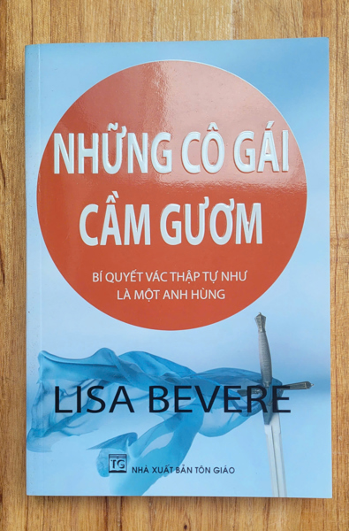 Những Cô Gái Cầm Gươm