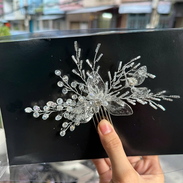 Xược cài tóc hoa trắng trong đính kết pha lê SP22267054