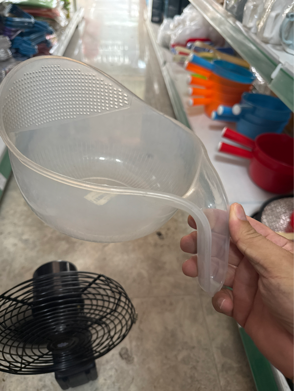 Rổ trong tay cầm