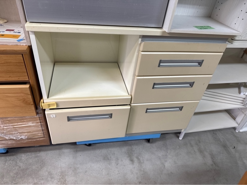 Tủ bếp thấp vàng có ổ cắm