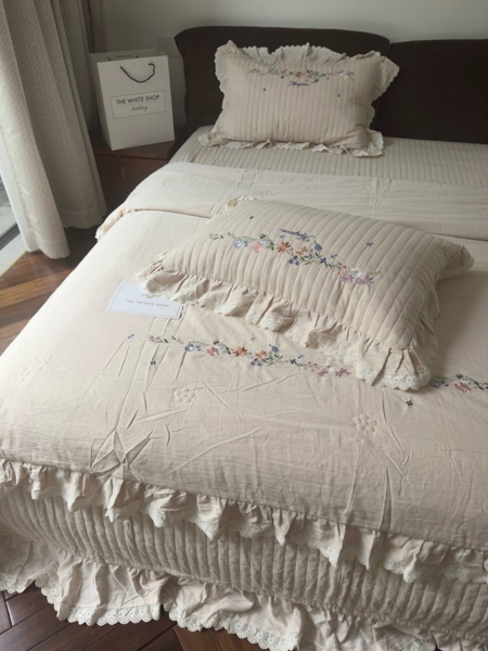 Bộ ga "Vườn sớm" | Cotton Linen - Chần full, Vỏ chăn 200x230 cm, thêu hoa dây, viền bèo, ga chần sọc - YH03 - Màu be