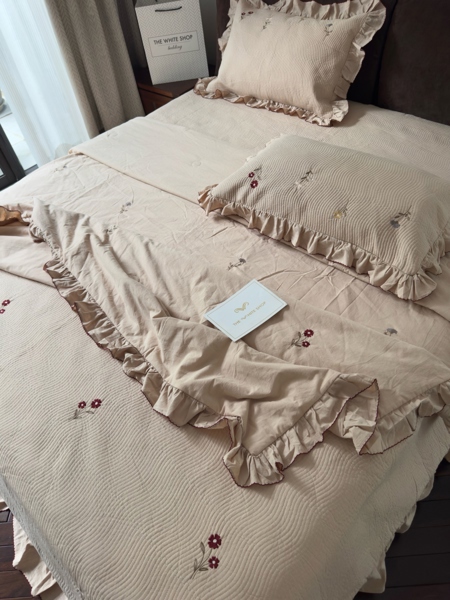 Bộ ga "Trà hoa" | Cotton Linen - Chần full, vỏ chăn 200x230 cm - Thêu hoa đỏ, viền bèo, chần sóng - YH06.01