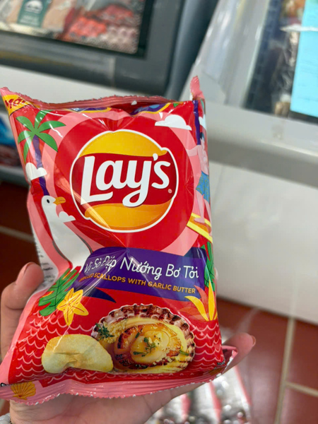 Snack Poca Lays Sò Điệp bơ tỏi 28g