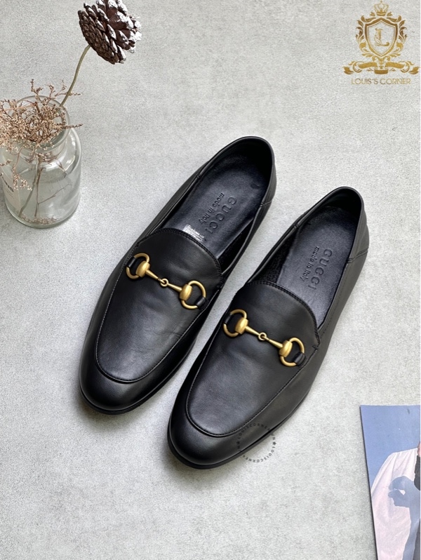 Loafer Gucci đen trơn xích vàng