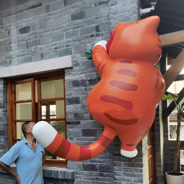Mô hình con mèo ú leo tường