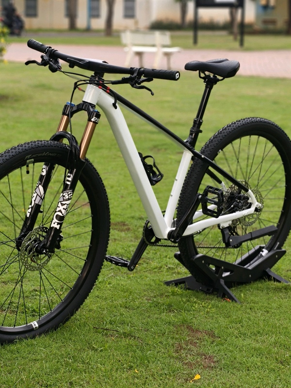 Xe Đạp MTB Zbike Custom màu Trắng Line Đen (KH8248168 Anh Hoà)