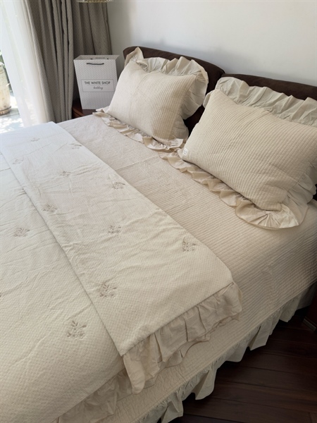 Bộ ga "Nhà có nắng" | Cotton, Thêu hoa nhí, Viền bèo, Chần full vỏ chăn chần 200x230 cm- HM04 - Màu kem