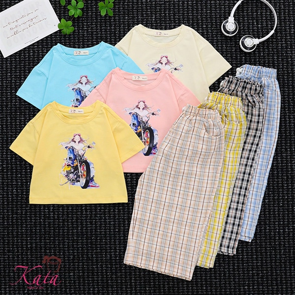 BG QUẦN CARO SUÔNG ÁO CÔ GÁI NGỒI XE MÔ TÔ