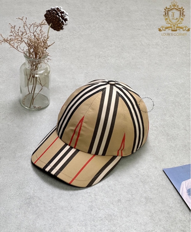 Mũ Burberry archive beige tag chữ