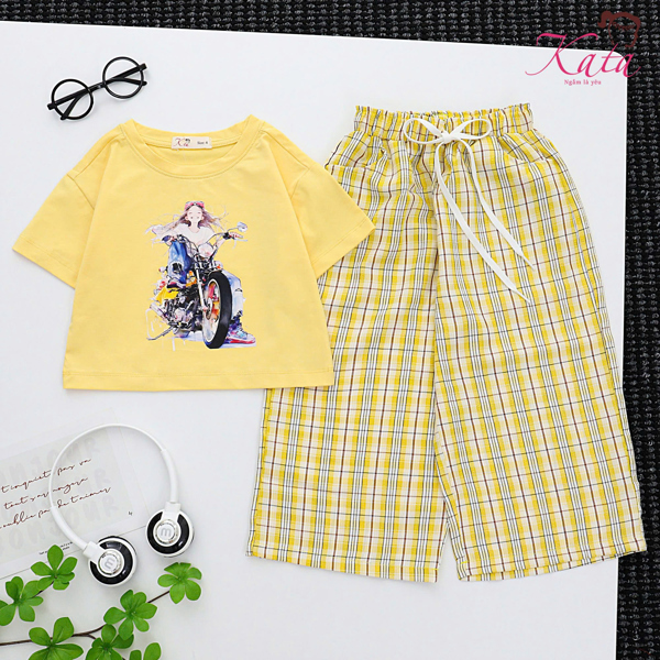 BG QUẦN CARO SUÔNG ÁO CÔ GÁI NGỒI XE MÔ TÔ