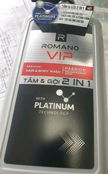 Tắm gội 2 trong 1 ROMANO Vip 650g