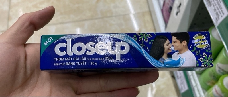 Kem đánh răng Closeup băng tuyết