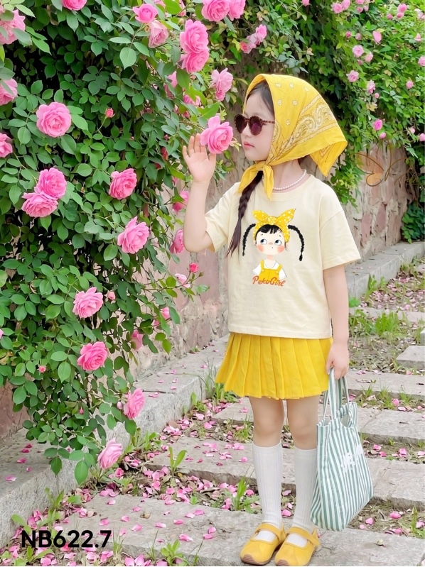 Bộ bé gái áo thun chân váy