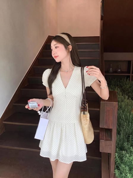 Váy tơ chấm bi cổ V tay bồng dáng xòe