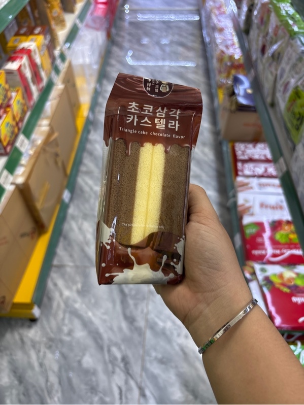 Bánh bông lan tam giác soôcla cái