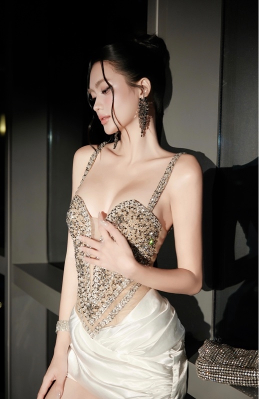 Đầm dây kết đá hoa tùng lụa 8095