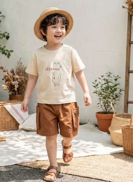 Áo phông in hình gấu quàng khăn - be