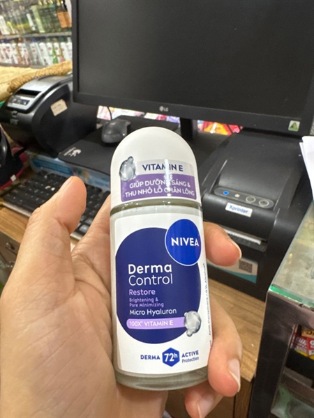 Lăn Ngăn Mùi Nivea Derma Control Dưỡng Sáng Mềm Mịn 50ml