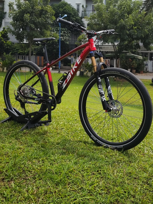 Xe Đap MTB Boost Zbike Custom Màu Đen Vân Đỏ - Group Shimano 12s(Loc Luan KH8248226)