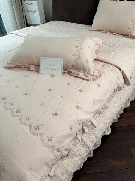 Bộ ga “Uyển Ngữ” | Cotton, thêu hoa nhí, Diềm hoa, chần hoa hồng - YLJ02.1