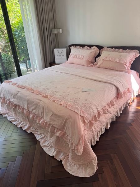 Bộ ga phủ “Tiểu Điệp” | Cotton - Vải sọc dệt, thêu hoa nhí, viền bèo xếp nếp - 4 món - YH22.1