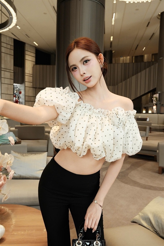 ÁO TRỄ VAI CHẤM BI