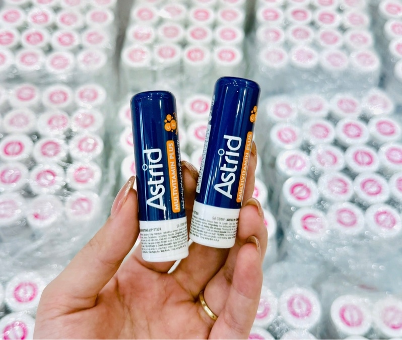 [37-38-40] ASTRID - Son dưỡng mỡ hươu 4.7g - Xanh