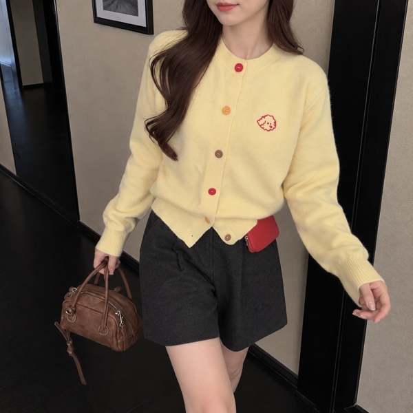 Áo len phối cúc màu thêu hình cún con