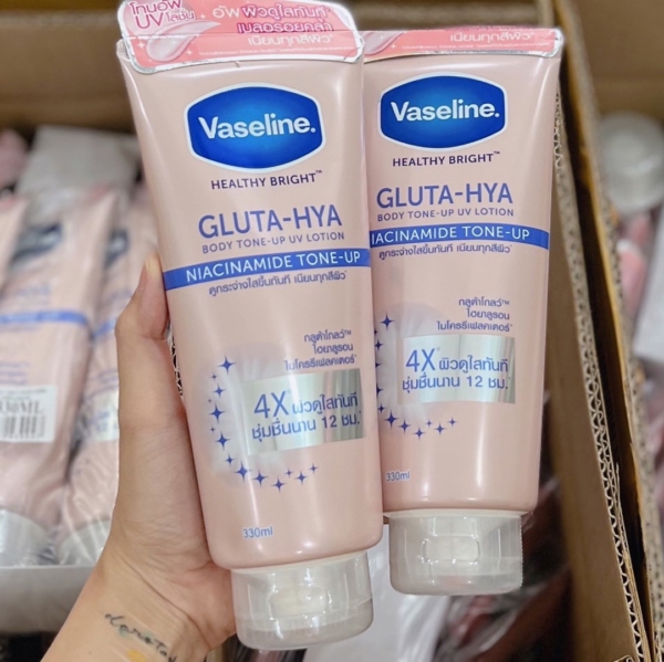 Dưỡng thể nâng tone Vaseline 4X 330ml