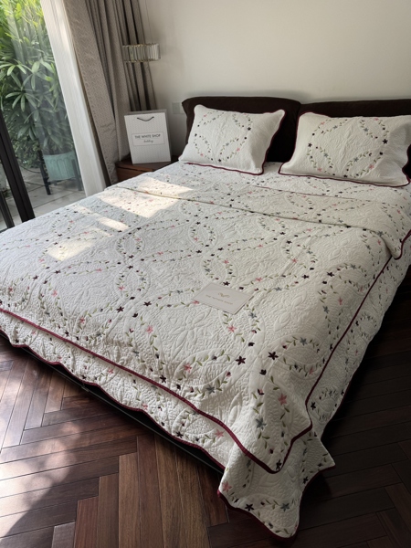 Bộ ga chần “Nguyệt Quế” | Cotton - Chần nổi, thêu vòng dây hoa nhiều màu, mép lượn sóng viền đỏ rượu - 4 món - Trắng - JF33