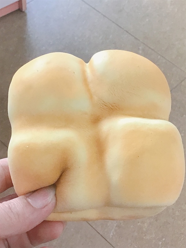 Squishy bánh gối vuông