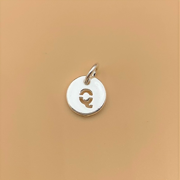 Móc treo chữ cái hình tròn - Chữ Q