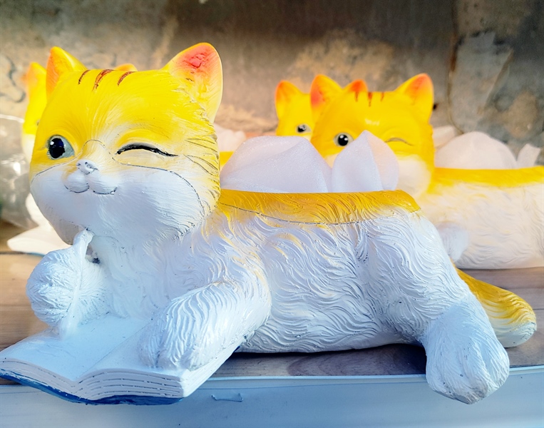 MÈO VÀNG HỌC BÀI (CAO 13CM, DÀI 20CM, RỘNG 13CM)