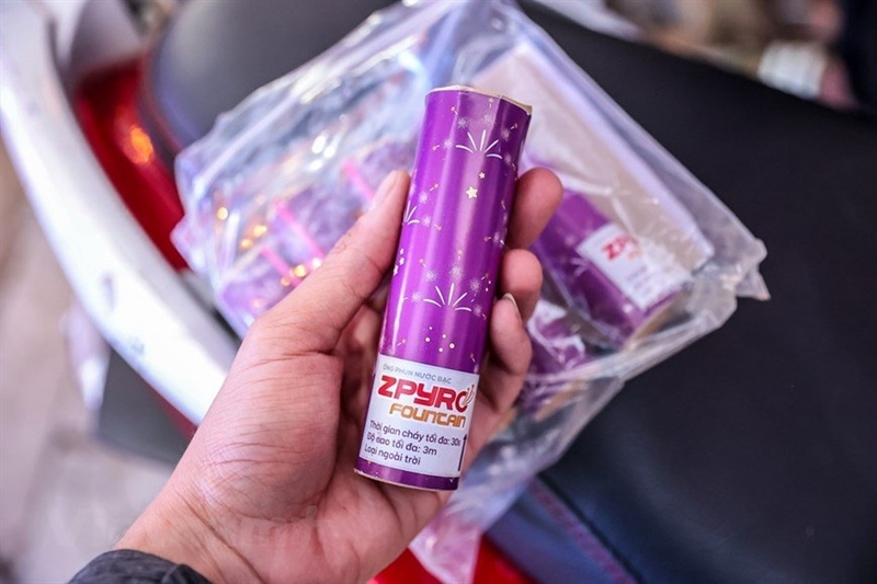 Ống phun nước bạc ngoài trời