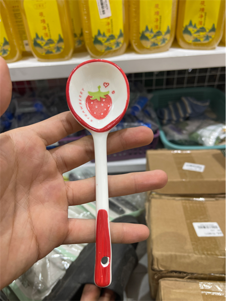 Thìa Súp Gốm Cán Dài Màu Đỏ Sẫm Dâu Tây Nhật Bản-B85