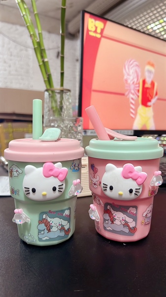 Cốc kèm ống hút kute