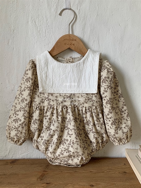 Suit hoa nhí nâu cổ vuông Jenny