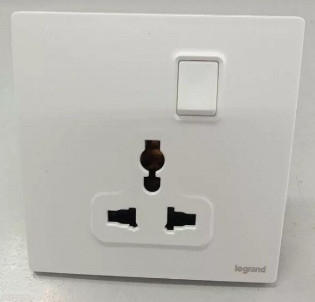 Ổ cắm đa năng có công tắc, màu trắng