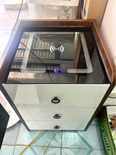 Bàn tad điện có sạc điện thoại không dây