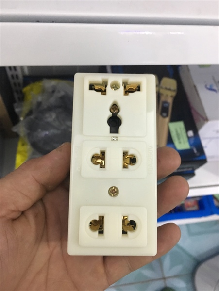 Ổ cắm thường 3 lỗ