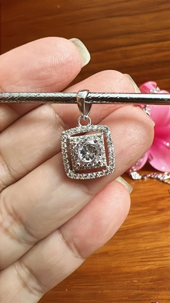 mặt 2 vuông công đá chủ lớn