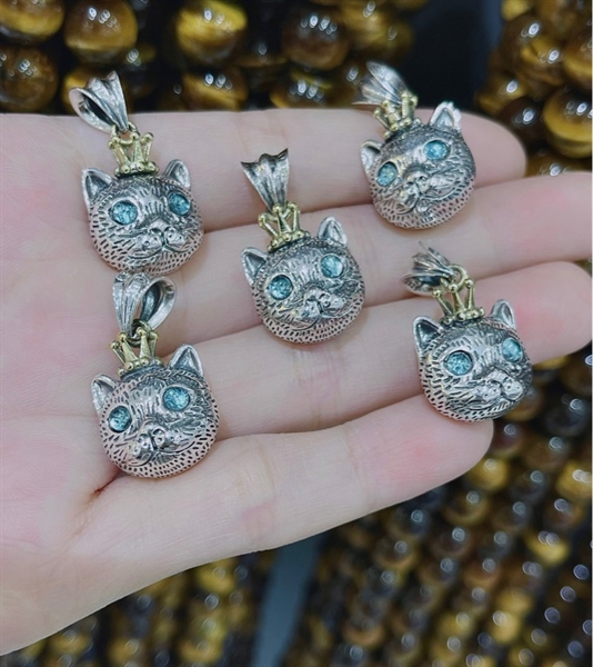 Mặt mèo ý vươn miện
